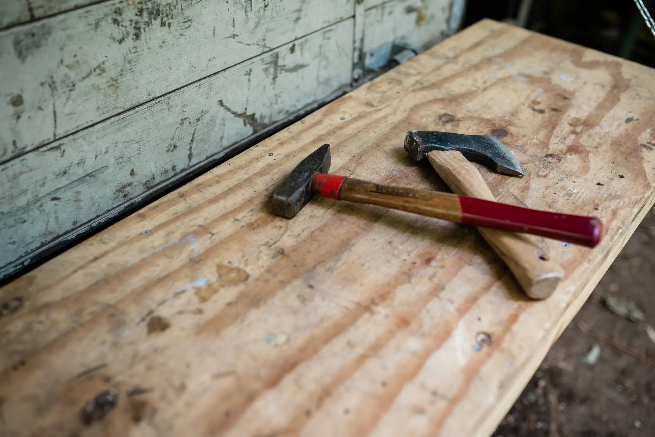 Zwei Hammer auf einer Holzbohle in der Werkstatt des Freundwalds